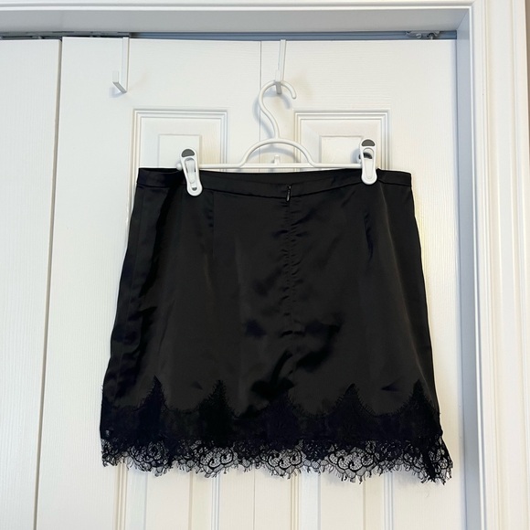 Urban Outfitters - Elegant Black Lace Trim Skirt - Picture 4 of 5